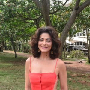 Juliana Paes estava usando um macação? A atriz optou por uma salopete em evento