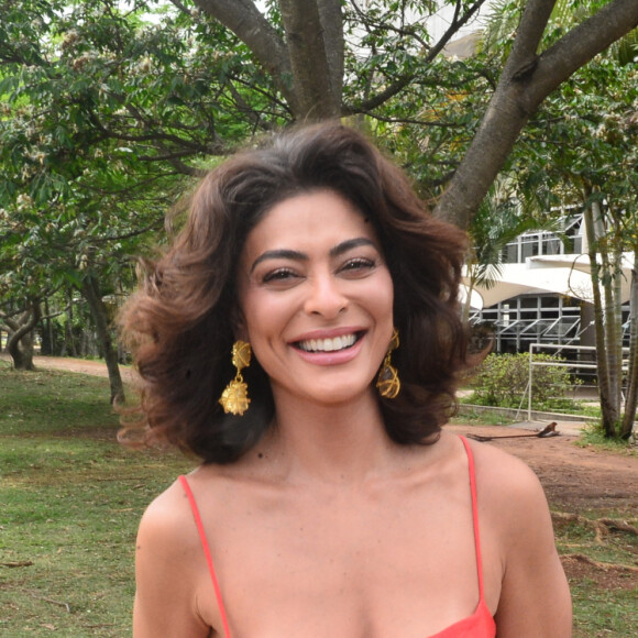 Juliana Paes usou salopete vermelho e combinou o look com braceletes dourados