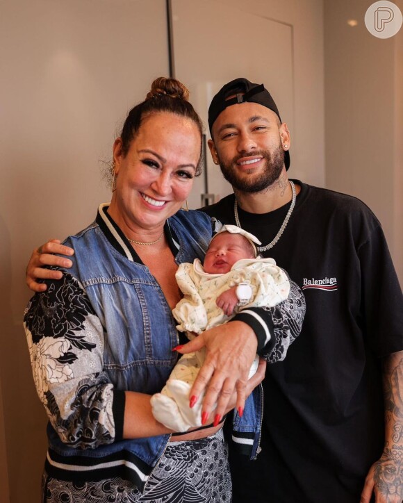Neymar e Mavie posam com a mãe do jogador em fotos publicadas na tarde deste domingo (08)
