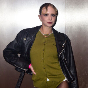 Conceito? Atriz Isabella Scherer foi ao Prêmio Geração Glamour com um estilo rockabilly gótica destaque para a jaqueta de couro preta