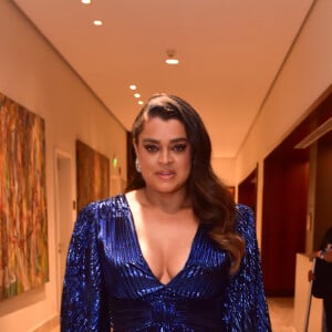 Preta Gil apostou para o evento em um vestido azul brilhante com decote