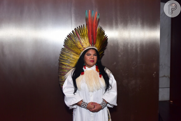 A ministra dos povos indígenas do atual governo, Sonia Guajajara também marcou presença no evento usando look predominante branco e com sua coroa de cocar 
