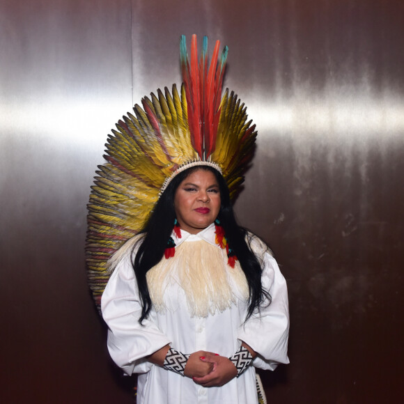 A ministra dos povos indígenas do atual governo, Sonia Guajajara também marcou presença no evento usando look predominante branco e com sua coroa de cocar 