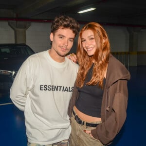 Sasha Meneghel deixou sua barriga de fora em look para o show do The Weeknd ao posar para fotos ao lado do seu marido, João Figueiredo