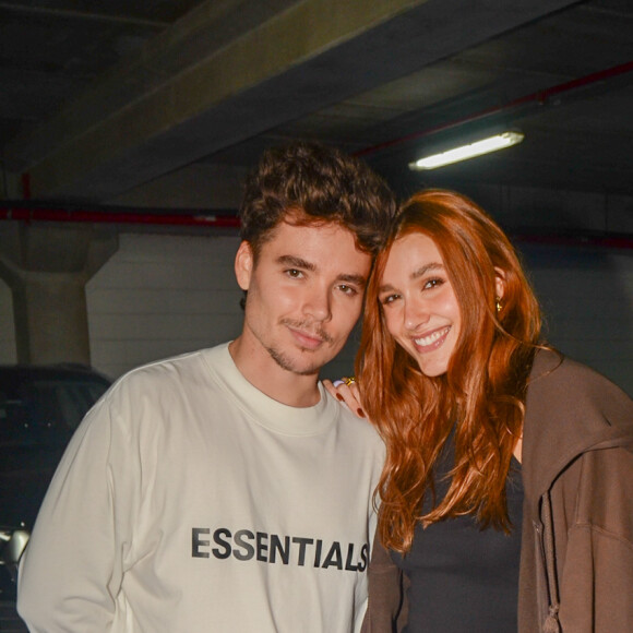 Sasha Meneghel apostou em look confortável composto por cropped preto, moletom marrom e calça cargo verde musgo desbotada para conferir show do The Weeknd em São Paulo