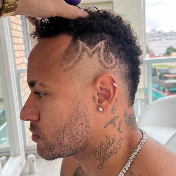 Neymar desenhou um 'M' em homenagem à filha na cabeça