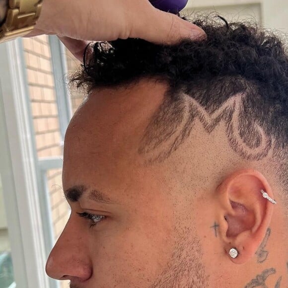 Neymar desenhou um 'M' em homenagem à filha na cabeça