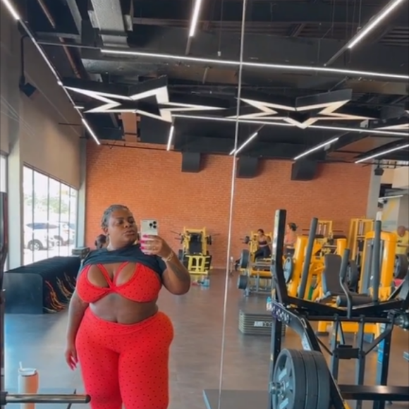 Jojo Todynho posou com barriga de fora dois meses após cirurgia bariátrica