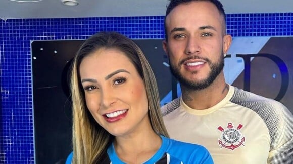 Andressa Urach e o filho revelam grande surpresa com ator pornô em gravação de novo vídeo: 'Em 23 cm de trave o Corinthians ferr*u literalmente o Grêmio!'