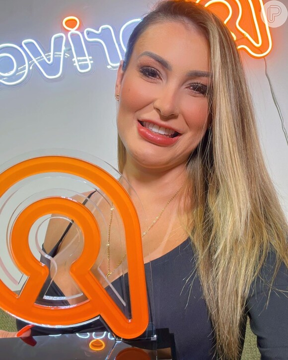 Andressa Urach brinca com choque ao se deparar com membro de ator pornô que gravou um novo conteúdo adulto com ela