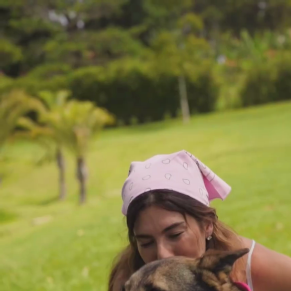 Fernanda Paes Leme será mãe de menina! Outra cadelinha surgiu com bandana rosa em chá revelação