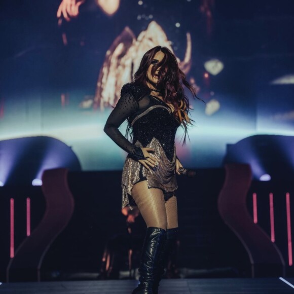 Nos shows do RBD, Dulce Maria tem misturado elementos clássicos, como as botas, com muito brilho