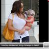 Kourtney Kardashian leva a filha, Penelope Scotland Disick, à praia em novembro de 2012 em Miami, nos Estados Unidos