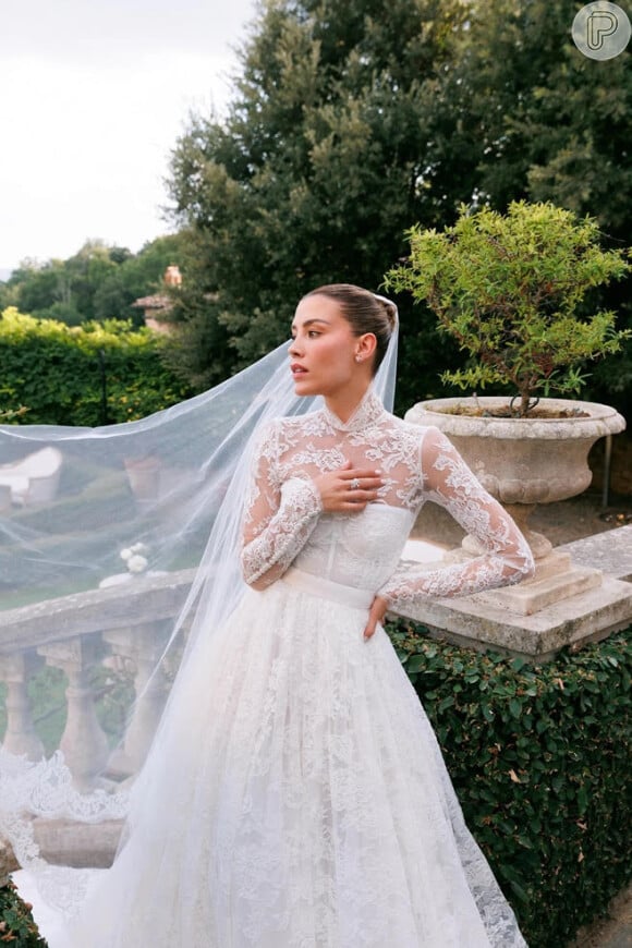 Vestido de noiva da filha de Luis Miguel é um modelo luxoso feito exclusivamente pelos estilistas da marca Dolce & Gabanna