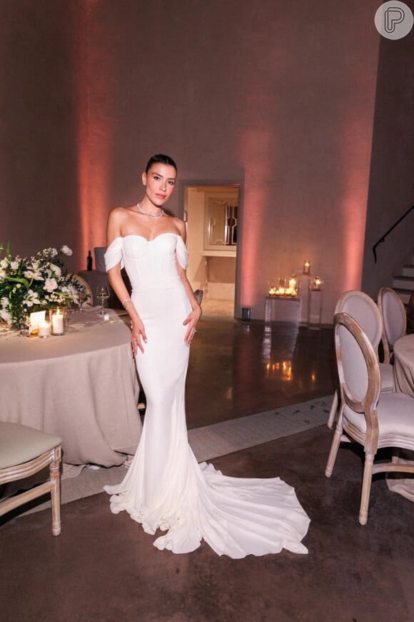 Vestido de noiva de Michelle Salas foi justo ao corpo da modelo e com decote transmitiu elegância