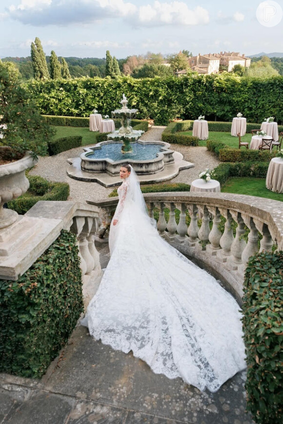 Vestido de noiva com renda em detalhes florais deu um toque de romantismo e elegância ao look de casamento de Michelle Salas