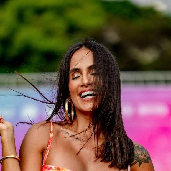 Vestido floral: Carol Peixinho usa look confortável para curtir Tardezinha