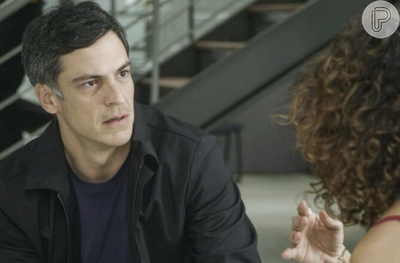 Em Elas ppr Elas, Jonas (Mateus Solano) desconfiou da relação de Sérgio (Marcos Caruso) e Miriam (Paula Cohen)