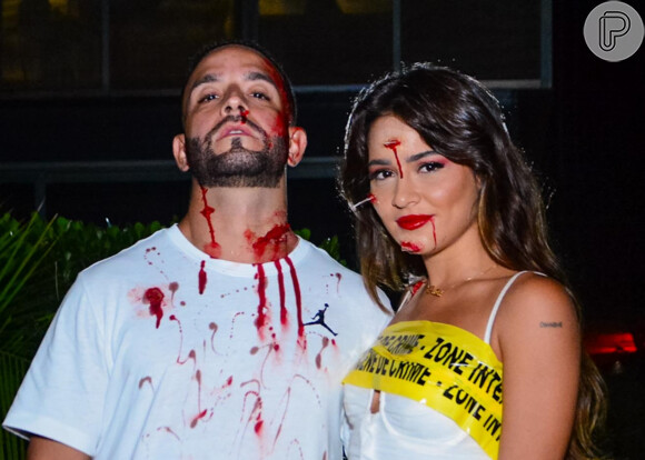Maquiagem com sangue falso foi a aposta para Halloween no look de Giullia Buscacio com o namorado, Diogo Fialho