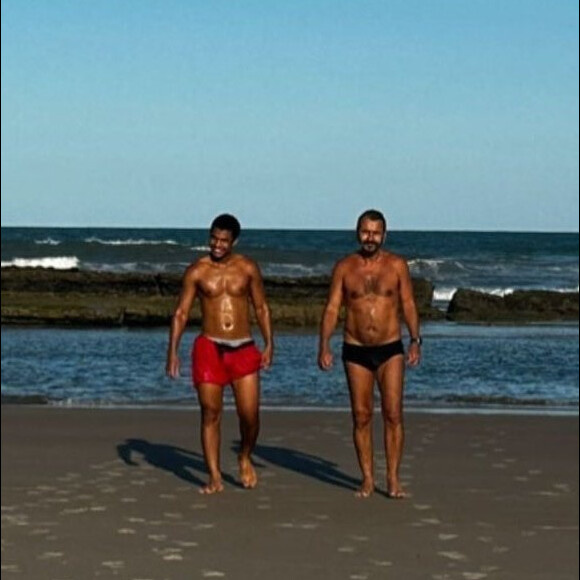 Corpo de Marcos Palmeira rouba a cena após ator ser flagrado na praia de sunga entre as gravações de 'Renascer'