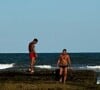 Marcos Palmeira rouba a cena na praia com Juan Paiva enquanto grava remake da novela 'Renascer'