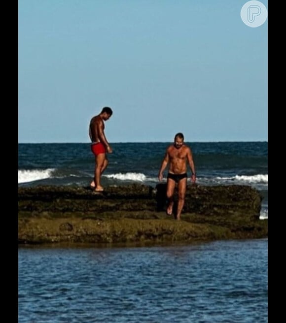 Marcos Palmeira rouba a cena na praia com Juan Paiva enquanto grava remake da novela 'Renascer'