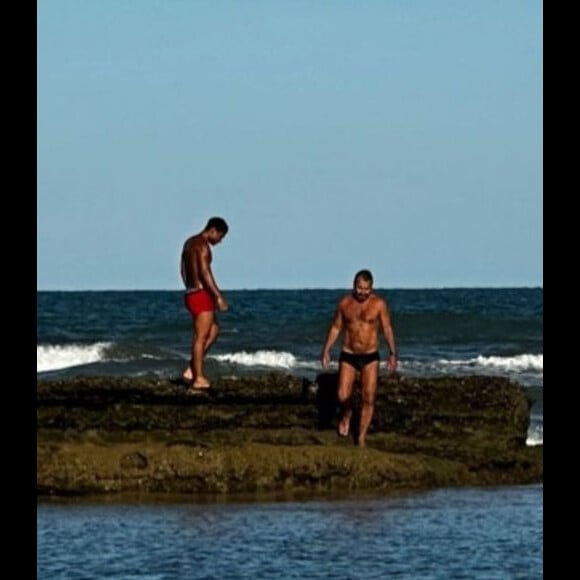 Marcos Palmeira rouba a cena na praia com Juan Paiva enquanto grava remake da novela 'Renascer'