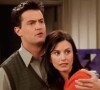 Matthew Perry interpretou Chandler que no decorrer da série 'Friends' se apaixona por Mônica (Courteney Cox)