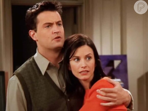 Matthew Perry interpretou Chandler que no decorrer da série 'Friends' se apaixona por Mônica (Courteney Cox)