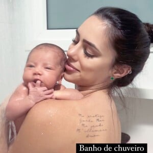 Bruna Biancardi mostrou um banho de chuveiro com a filha e a tatuagem da influencer chamou atenção