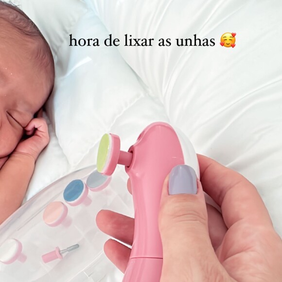 Bruna Biancardi lixou as unhas de Mavie com uma lixa elétrica