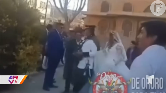Saindo da igreja após ter acabado de se casar uma noiva toma banho de merda