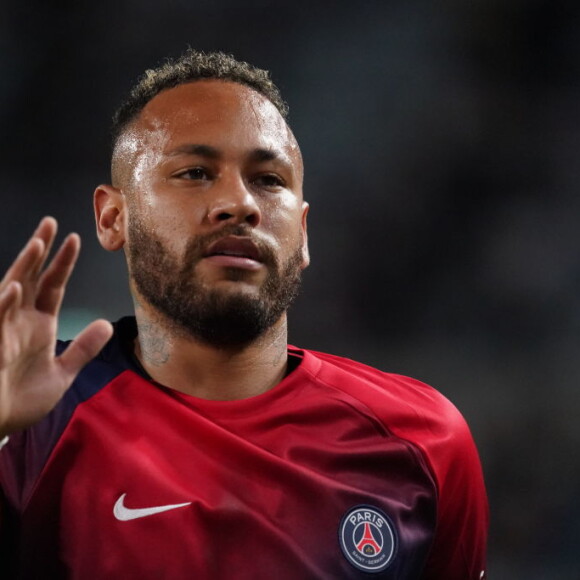 Neymar está aguardando para realizar uma cirurgia no joelho