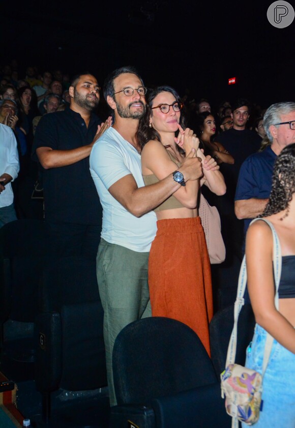 Rodrigo Santoro e a mulher, Mel Fronckowiak, assistiram juntinhos a peça 'Funny Girl – A Garota Genial' em teatro do Rio de Janeiro