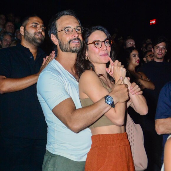 Rodrigo Santoro e a mulher, Mel Fronckowiak, assistiram juntinhos a peça 'Funny Girl – A Garota Genial' em teatro do Rio de Janeiro