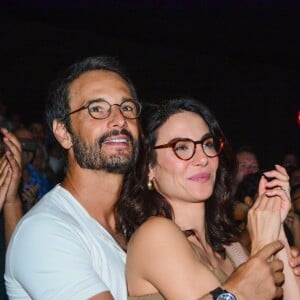 Rodrigo Santoro e a mulher, Mel Fronckowiak, em estreia VIP da peça 'Funny Girl – A Garota Genial' em 30 de outubro de 2023