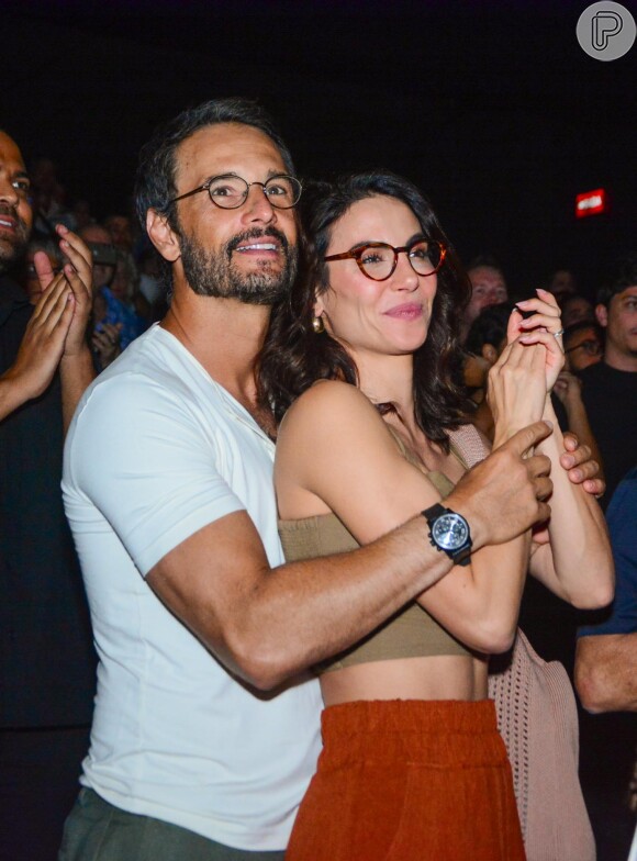 Rodrigo Santoro e a mulher, Mel Fronckowiak, em estreia VIP da peça 'Funny Girl – A Garota Genial' em 30 de outubro de 2023