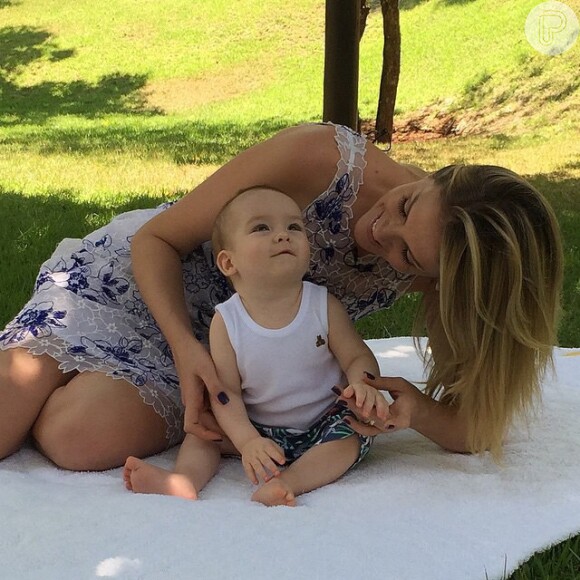 Em sua conta pessoal do Instagram, Ana Hickmann compartilha várias fotos fofas com o filho, Alexandre Jr.