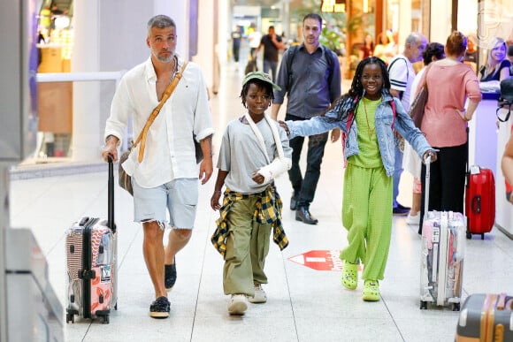 Bruno Gagliasso e seus filhos com Giovanna Ewbank, Titi e Bless, são vistos circulando pelo aeroporto Santos Dumont