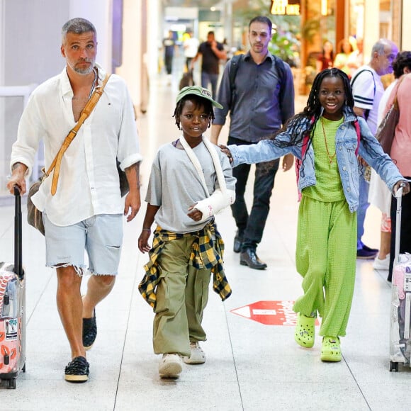 Bruno Gagliasso e seus filhos com Giovanna Ewbank, Titi e Bless, são vistos circulando pelo aeroporto Santos Dumont