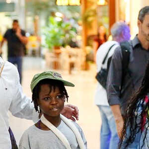 Bruno Gagliasso e seus filhos com Giovanna Ewbank, Titi e Bless, são vistos indo viajar