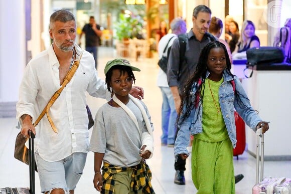 Bruno Gagliasso e seus filhos com Giovanna Ewbank, Titi e Bless, são vistos indo viajar