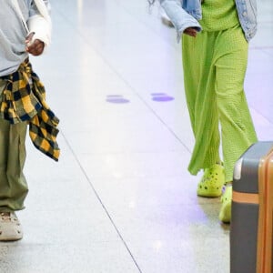 Filhos de Bruno Gagliasso e Giovanna Ewbank, Titi e Bless dão show de estilo em aeroporto com looks incríveis e cheios de personalidade