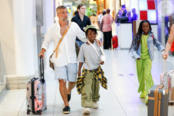 Filhos de Bruno Gagliasso e Giovanna Ewbank, Titi e Bless dão show de estilo em aeroporto com looks incríveis e cheios de personalidade