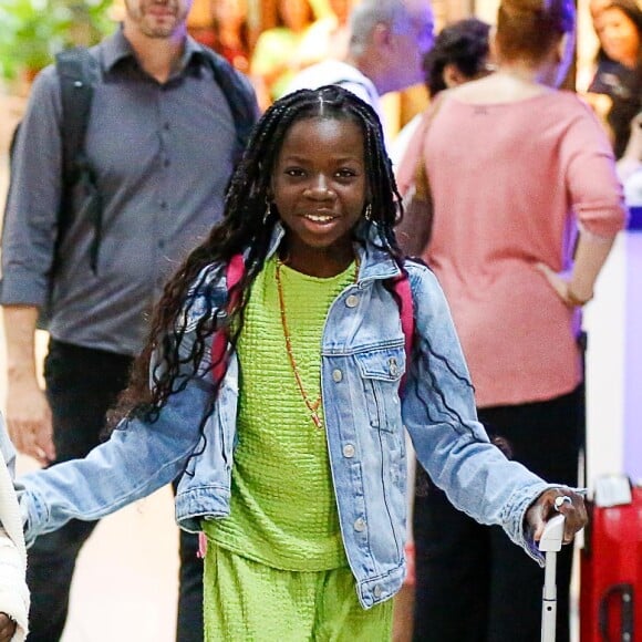 Bless e Titi, filhos de Bruno Gagliasso e Giovanna Ewbank, se destacam com aerolooks, mas braço engessado do garoto rouba a cena