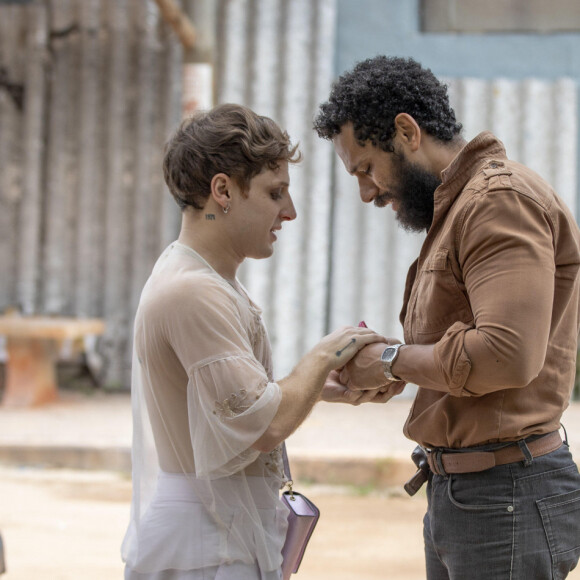 Em Terra e Paixão, Ramiro (Amaury Lorenzo) é apaixonado por Kelvin (Diego Martins), mas não assume o relacionamento