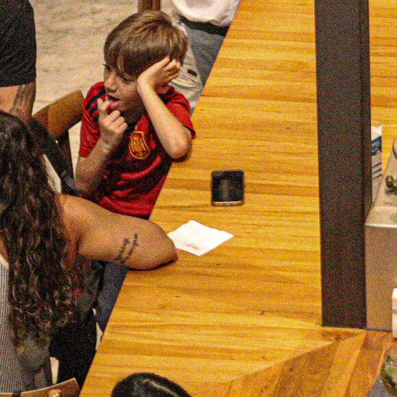 Stefhany Brito e Igor Raschkovscky se sentaram em um quiosque do shopping