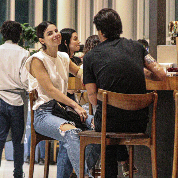 Stefhany Brito abriu um sorriso para o paparazzo quando percebeu o flagra