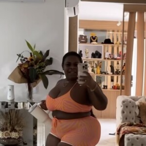 Jojo Todynho aparece em frente ao espelho para mostrar look para treinos e surge animada: 'Vamos com tudo'