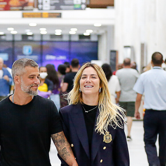Bruno Gagliasso e Giovanna Ewbank foram flagrados em clima de intimidade no aeroporto nesta segunda-feira (06)